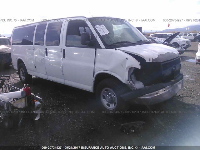 1GAHG39K981102061 - 2008 CHEVROLET EXPRESS G3500  WHITE photo 1