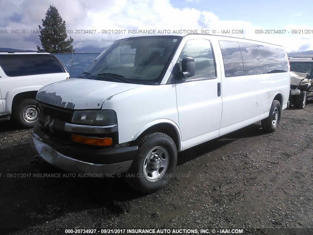 1GAHG39K981102061 - 2008 CHEVROLET EXPRESS G3500  WHITE photo 2