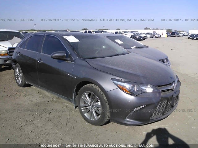 4T1BF1FK0HU426681 - 2017 TOYOTA CAMRY LE/XLE/SE/XSE GRAY photo 1