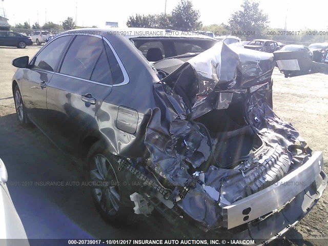 4T1BF1FK0HU426681 - 2017 TOYOTA CAMRY LE/XLE/SE/XSE GRAY photo 3