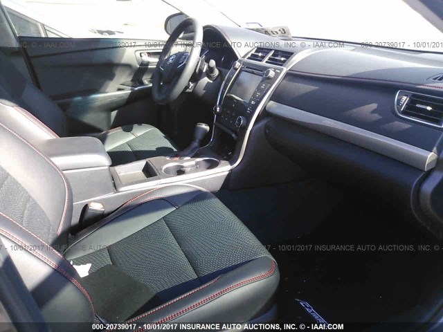 4T1BF1FK0HU426681 - 2017 TOYOTA CAMRY LE/XLE/SE/XSE GRAY photo 5