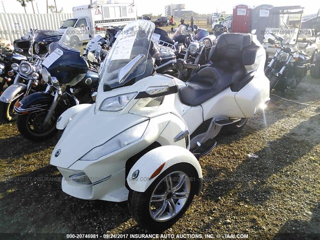 2BXJBDC17BV000927 - 2011 CAN-AM SPYDER ROADSTER RT-LTD WHITE photo 2