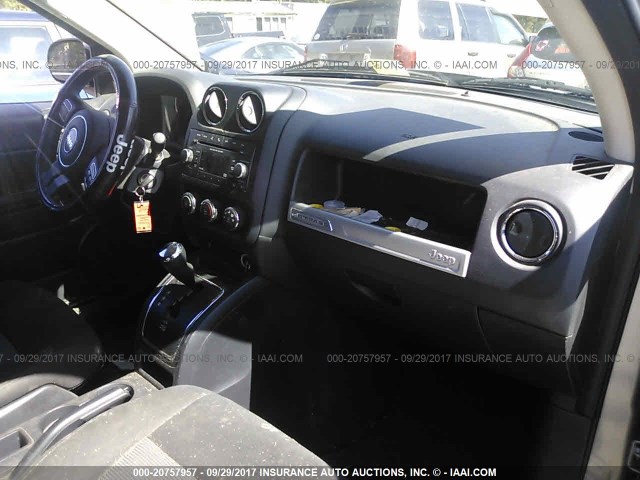 1C4NJCBA3GD567879 - 2016 JEEP COMPASS SPORT SILVER photo 5