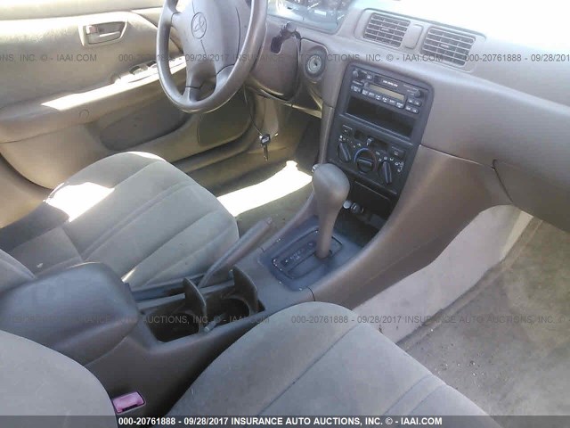 4T1BG22K5XU610313 - 1999 TOYOTA CAMRY CE/LE/XLE 灰色 照片 5