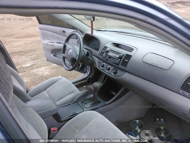 4T1BE32K14U908414 - 2004 TOYOTA CAMRY LE/XLE/SE ლურჯი ფოტო 5