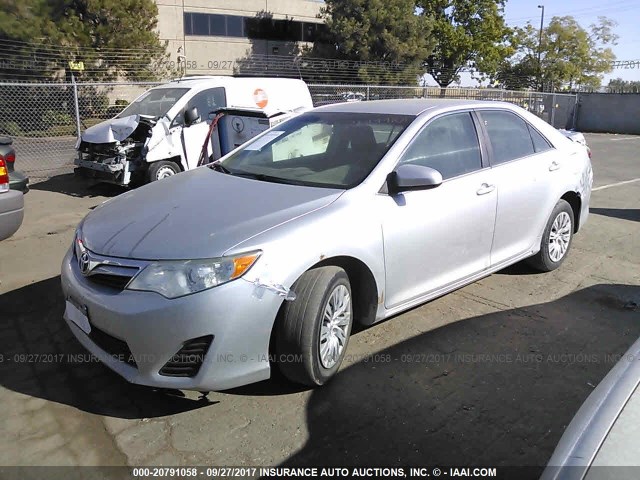 4T4BF1FK1CR200681 - 2012 TOYOTA CAMRY SE/LE/XLE SILVER photo 2