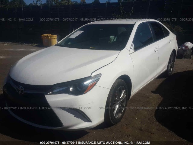 4T1BF1FK4FU029195 - 2015 TOYOTA CAMRY LE/XLE/SE/XSE 白色 照片 2