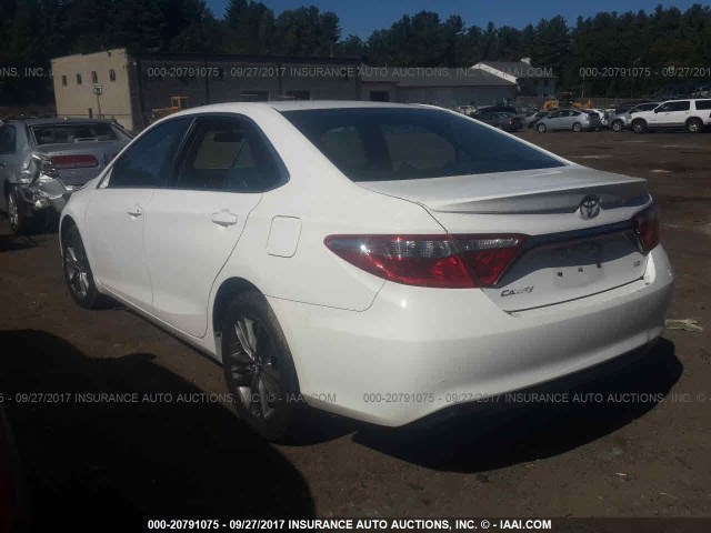 4T1BF1FK4FU029195 - 2015 TOYOTA CAMRY LE/XLE/SE/XSE 白色 照片 3