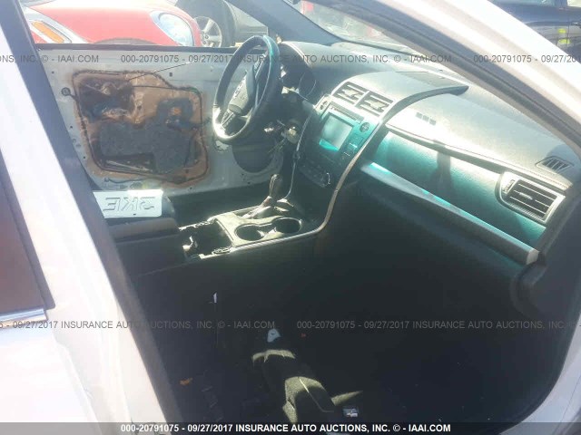 4T1BF1FK4FU029195 - 2015 TOYOTA CAMRY LE/XLE/SE/XSE 白色 照片 5