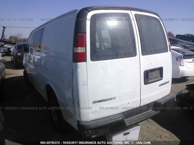 1GCGG25V051112826 - 2005 CHEVROLET EXPRESS G2500  WHITE photo 3