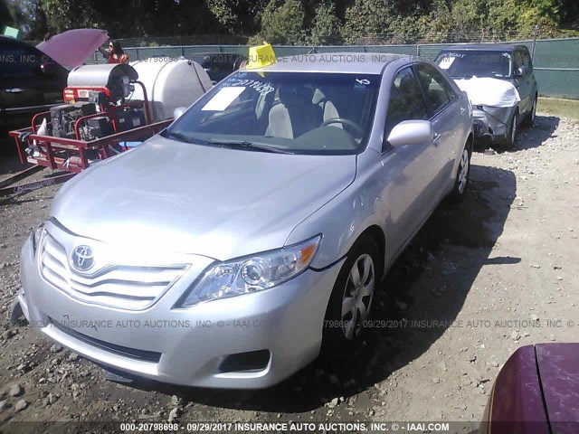 4T1BF3EK0BU140897 - 2011 TOYOTA CAMRY SE/LE/XLE SILVER photo 2