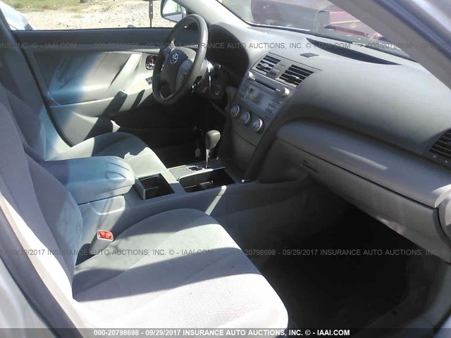 4T1BF3EK0BU140897 - 2011 TOYOTA CAMRY SE/LE/XLE SILVER photo 5