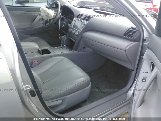 4T1BF3EK6BU748178 - 2011 TOYOTA CAMRY SE/LE/XLE GRAY photo 5