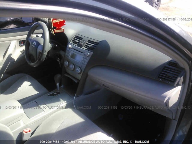 4T1BF3EK8BU648048 - 2011 TOYOTA CAMRY SE/LE/XLE Серый фото 5