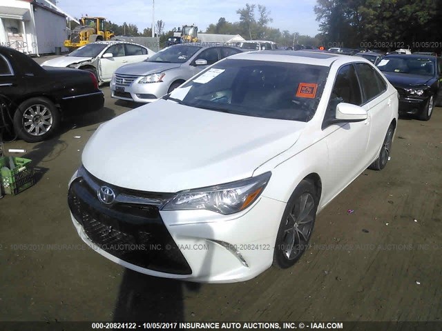 4T1BF1FK2GU164130 - 2016 TOYOTA CAMRY LE/XLE/SE/XSE WHITE photo 2