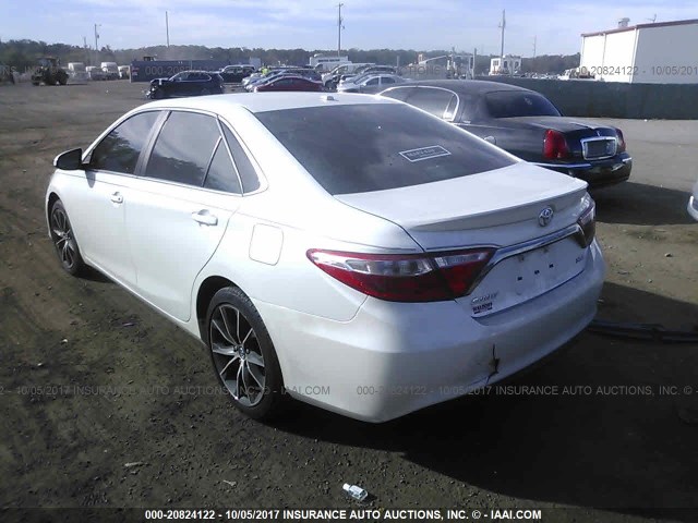 4T1BF1FK2GU164130 - 2016 TOYOTA CAMRY LE/XLE/SE/XSE WHITE photo 3