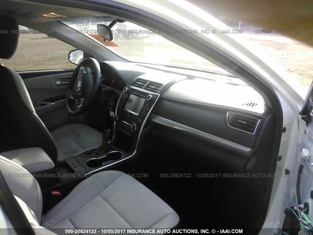 4T1BF1FK2GU164130 - 2016 TOYOTA CAMRY LE/XLE/SE/XSE WHITE photo 5