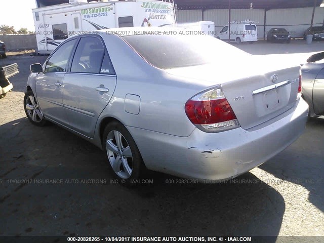 4T1BE32K45U425792 - 2005 TOYOTA CAMRY LE/XLE/SE 银色 照片 3