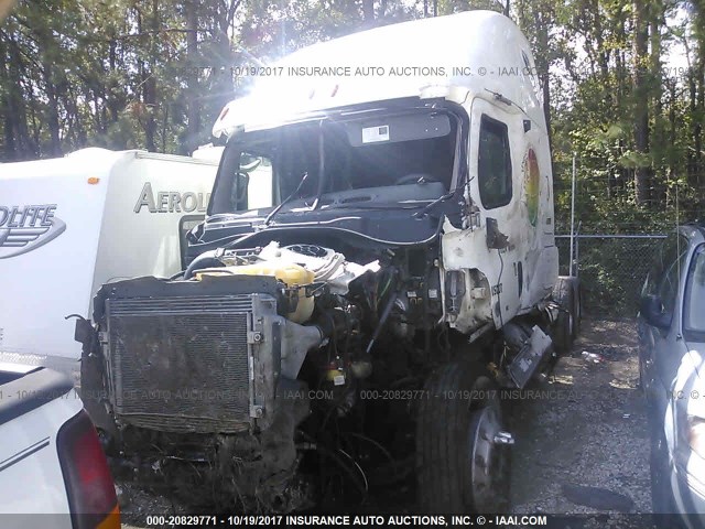 1FUJGLDR5CSBL5926 - 2012 FREIGHTLINER CASCADIA 125  WHITE photo 2