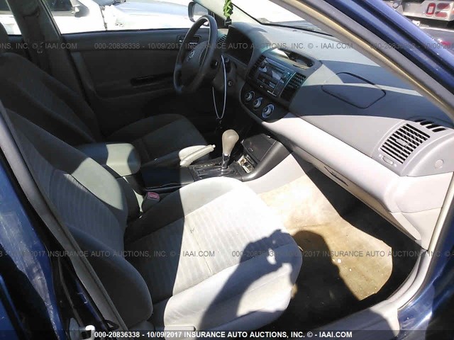 4T1BE32K25U084182 - 2005 TOYOTA CAMRY LE/XLE/SE ლურჯი ფოტო 5