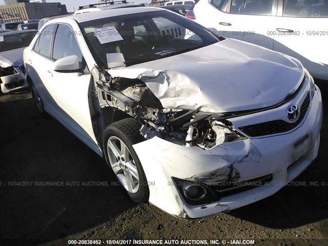 4T1BF1FK4EU871002 - 2014 TOYOTA CAMRY L/SE/LE/XLE თეთრი ფოტო 1