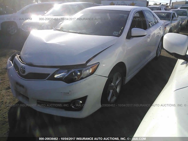 4T1BF1FK4EU871002 - 2014 TOYOTA CAMRY L/SE/LE/XLE თეთრი ფოტო 2