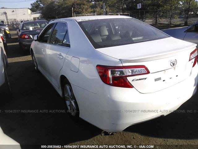 4T1BF1FK4EU871002 - 2014 TOYOTA CAMRY L/SE/LE/XLE WHITE photo 3