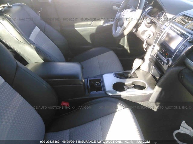 4T1BF1FK4EU871002 - 2014 TOYOTA CAMRY L/SE/LE/XLE თეთრი ფოტო 5