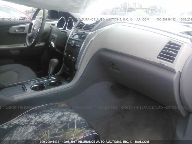 1GNKVEED2BJ368137 - 2011 CHEVROLET TRAVERSE LS SILVER photo 5