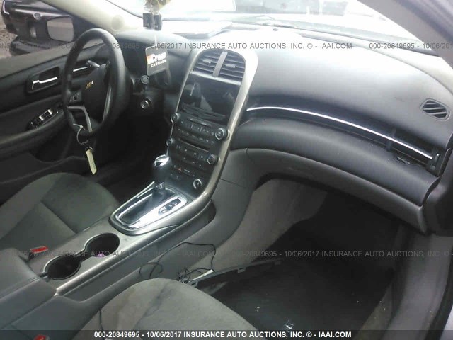 1G11B5SA4DF215829 - 2013 CHEVROLET MALIBU LS 银色 照片 5