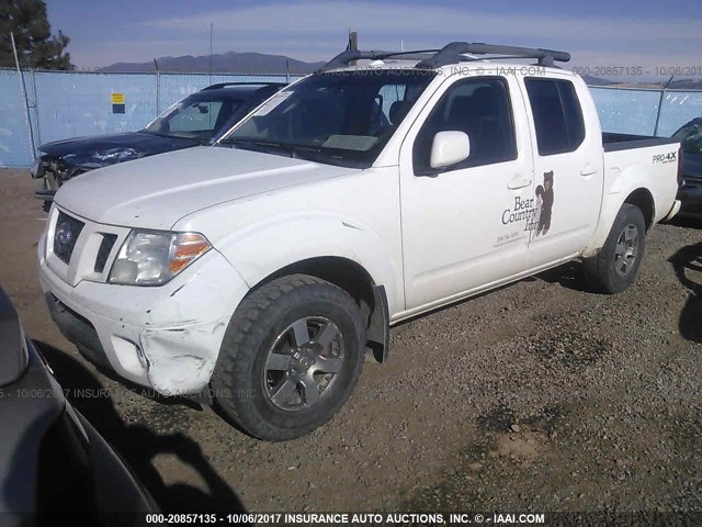 1N6AD07W79C424139 - 2009 NISSAN FRONTIER CREW CAB SE/LE/NISMO WHITE photo 2