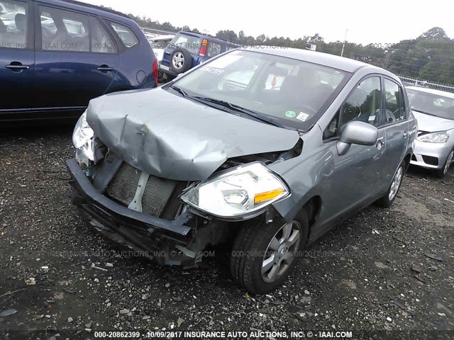 3N1BC11E29L482716 - 2009 NISSAN VERSA S/SL GRAY photo 2