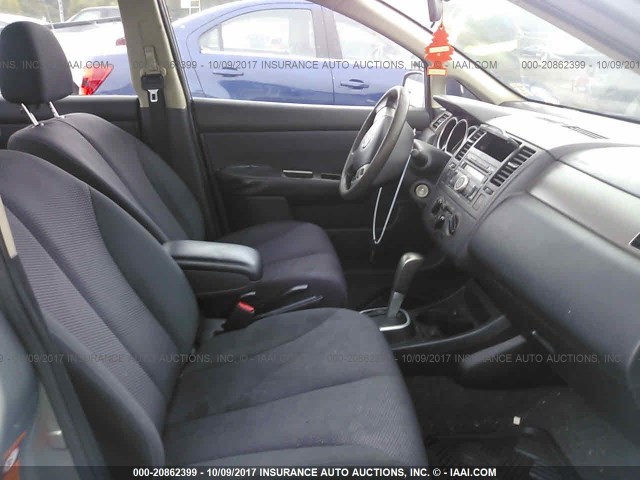 3N1BC11E29L482716 - 2009 NISSAN VERSA S/SL GRAY photo 5