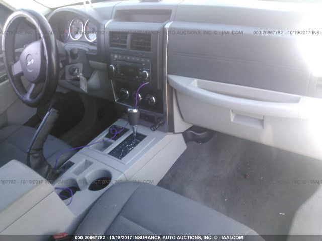 1J8GN28K68W232220 - 2008 JEEP LIBERTY SPORT 黑色 照片 5