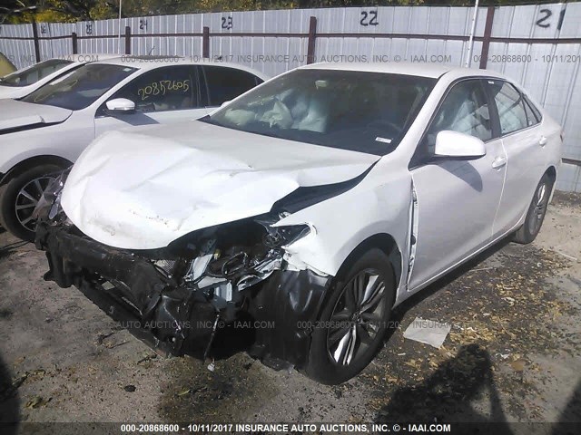 4T1BF1FK2HU412068 - 2017 TOYOTA CAMRY LE/XLE/SE/XSE 白色 照片 2