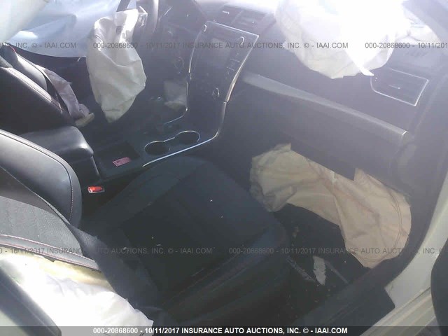 4T1BF1FK2HU412068 - 2017 TOYOTA CAMRY LE/XLE/SE/XSE 白色 照片 5