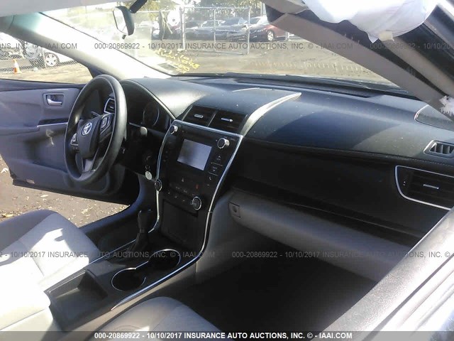 4T1BF1FK4HU437151 - 2017 TOYOTA CAMRY LE/XLE/SE/XSE BLUE photo 5