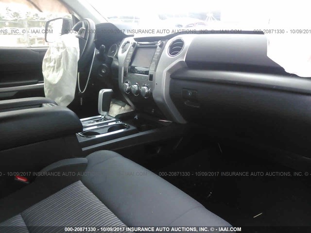 5TFEM5F13GX098594 - 2016 TOYOTA TUNDRA CREWMAX SR5 GRAY photo 5