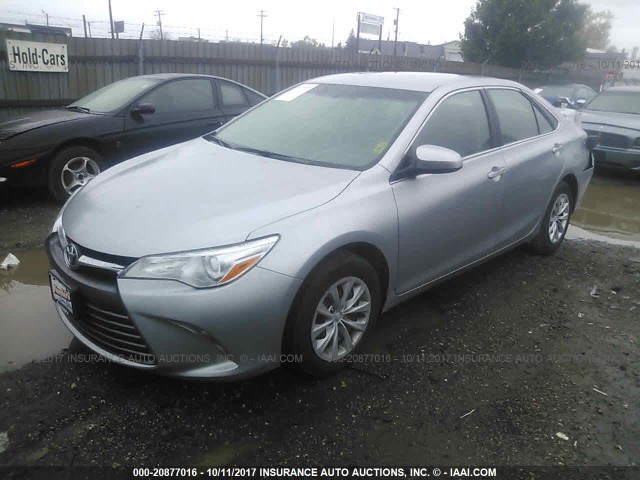 4T4BF1FK3FR502672 - 2015 TOYOTA CAMRY LE/XLE/SE/XSE SILVER photo 2