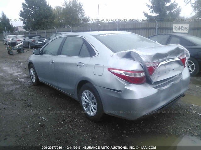 4T4BF1FK3FR502672 - 2015 TOYOTA CAMRY LE/XLE/SE/XSE SILVER photo 3