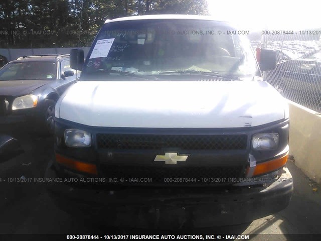 1GCGG29U451188471 - 2005 CHEVROLET EXPRESS G2500  WHITE photo 6