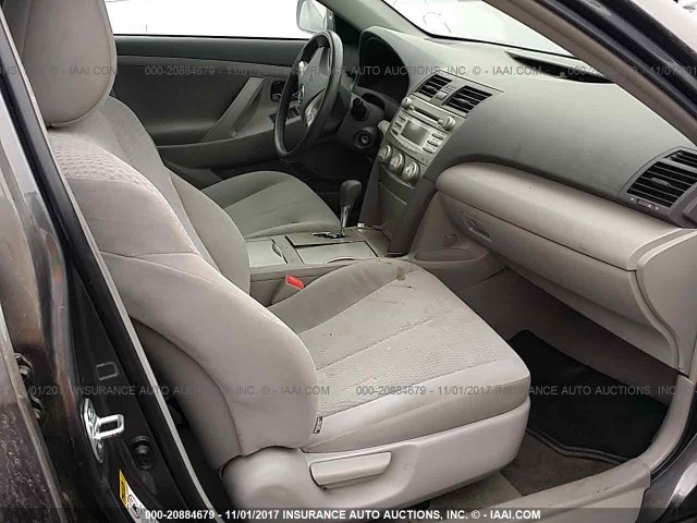 4T4BF3EKXBR211089 - 2011 TOYOTA CAMRY SE/LE/XLE ნაცრისფერი ფოტო 5