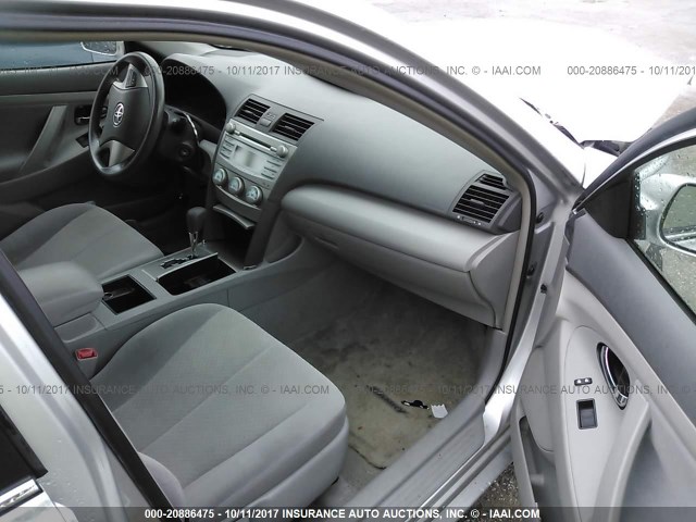 4T4BE46K59R125139 - 2009 TOYOTA CAMRY SE/LE/XLE SILVER photo 5