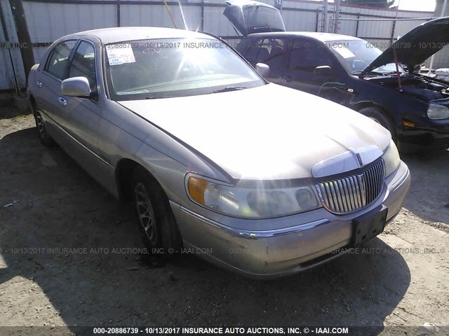 1LNHM82W61Y643619 - 2001 LINCOLN TOWN CAR SIGNATURE BROWN photo 1