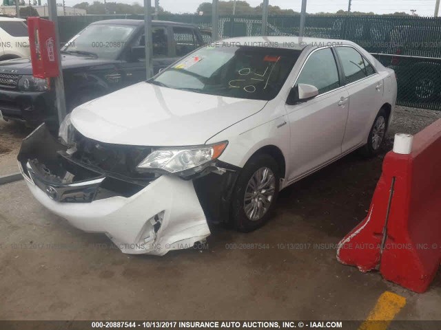 4T1BD1FK4DU096625 - 2013 TOYOTA CAMRY HYBRID/LE/XLE WHITE photo 2