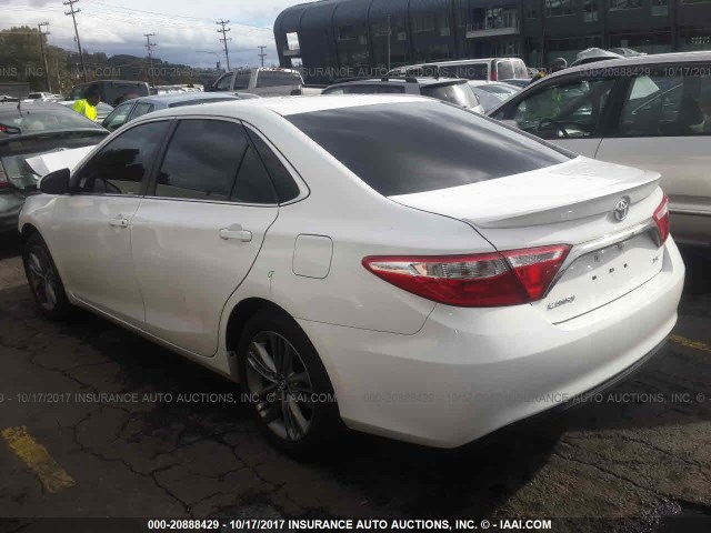 4T1BF1FK2FU031317 - 2015 TOYOTA CAMRY LE/XLE/SE/XSE WHITE photo 3