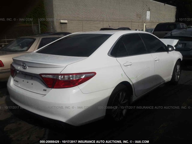 4T1BF1FK2FU031317 - 2015 TOYOTA CAMRY LE/XLE/SE/XSE Weiß Foto 4