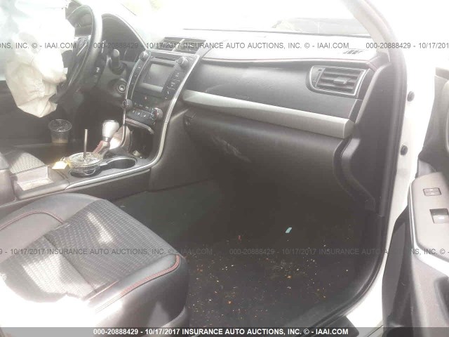 4T1BF1FK2FU031317 - 2015 TOYOTA CAMRY LE/XLE/SE/XSE Weiß Foto 5