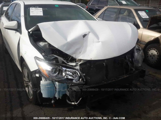 4T1BF1FK2FU031317 - 2015 TOYOTA CAMRY LE/XLE/SE/XSE Weiß Foto 6