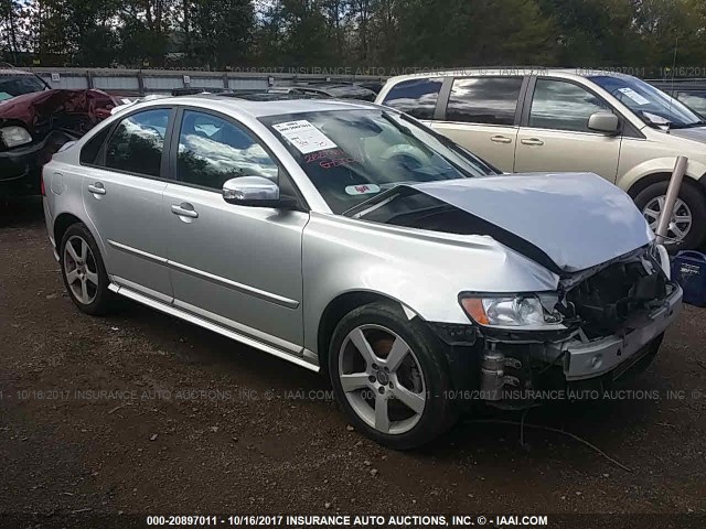 YV1672MS5B2544010 - 2011 VOLVO S40 T5 SILVER photo 1